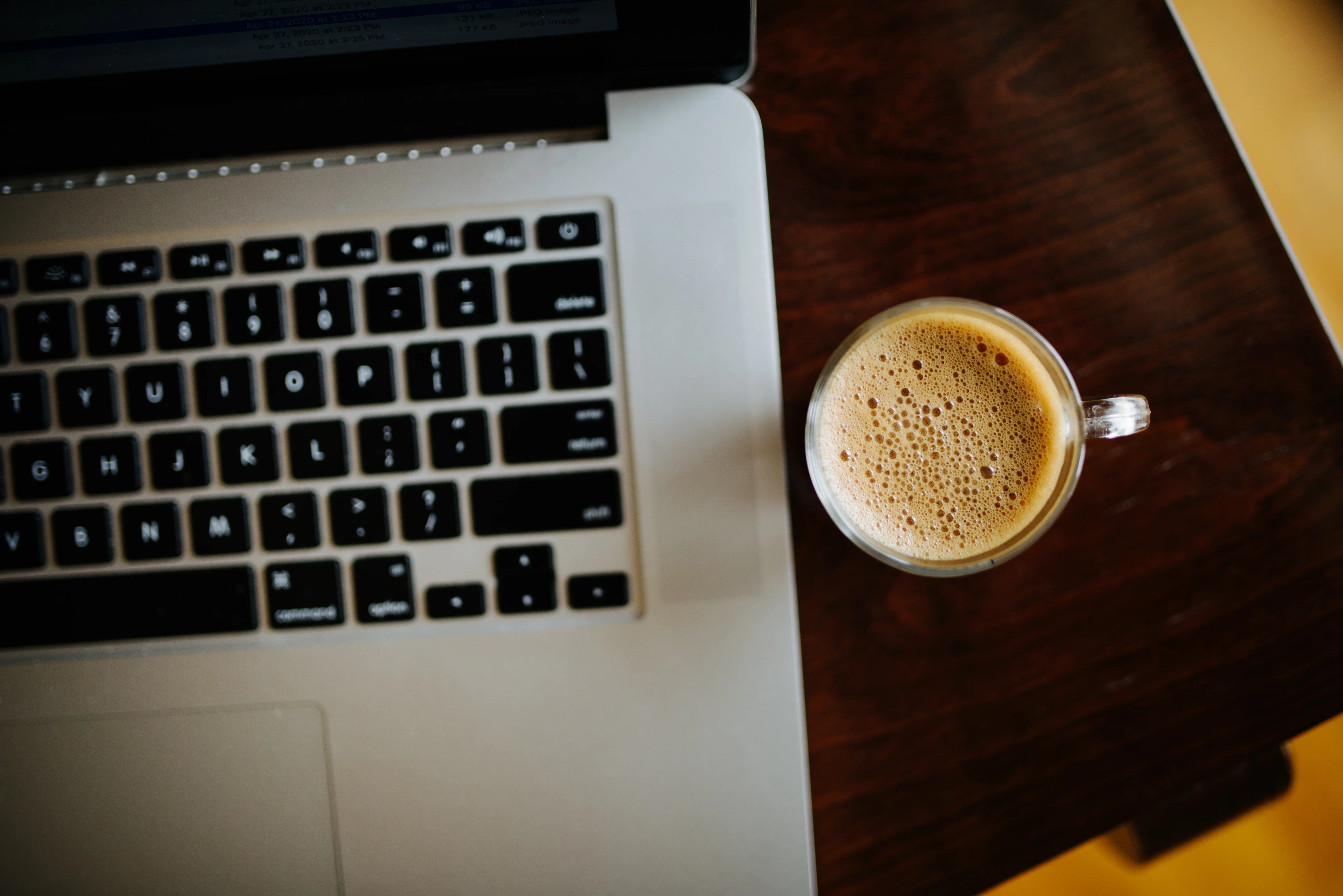 ที่มา: Wikimedia Commons กาแฟลาเต้บนโต๊ะทำงาน